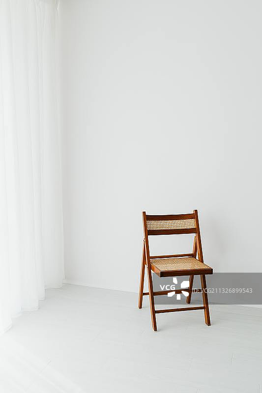 白色背景上的空椅子图片素材