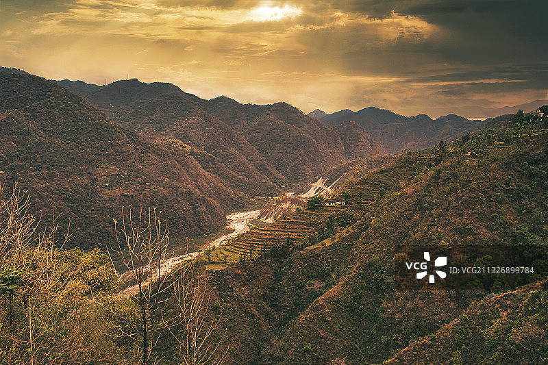 印度北阿坎德邦德拉敦日落时分天空下的山景图片素材