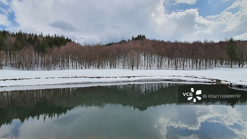 罗马尼亚克亚：冬季湖景图片素材