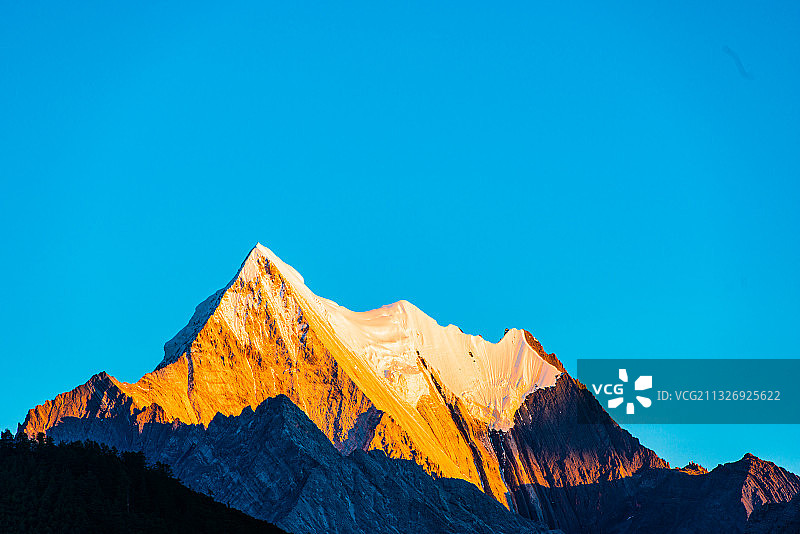 央迈勇日照金山图片素材