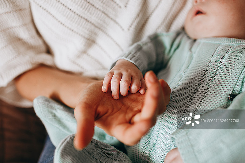 年轻母亲和男婴，巴西米纳斯吉拉斯州贝洛奥里藏特图片素材