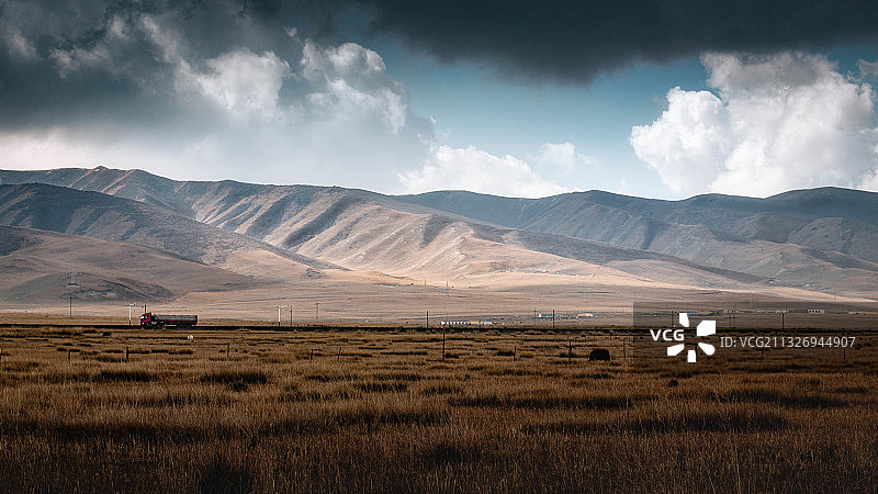 青海湖畔山下国道图片素材