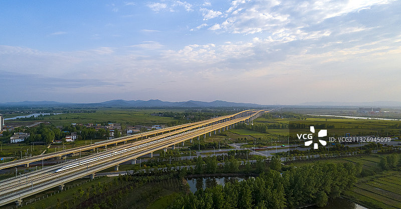 中国高铁列车高速铁路火车高架桥图片素材