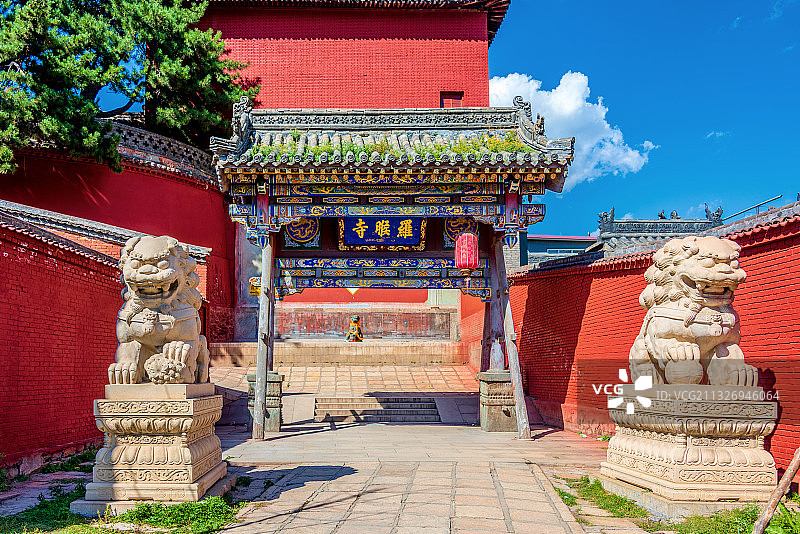 中国山西忻州五台山罗睺寺山门牌坊图片素材