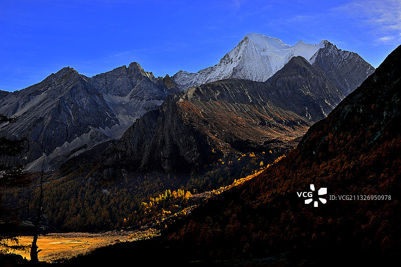亚丁夏诺多吉神山图片素材
