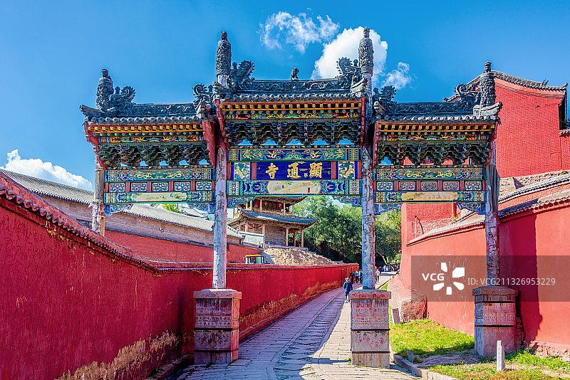 中国山西忻州五台山显通寺山门牌坊图片素材