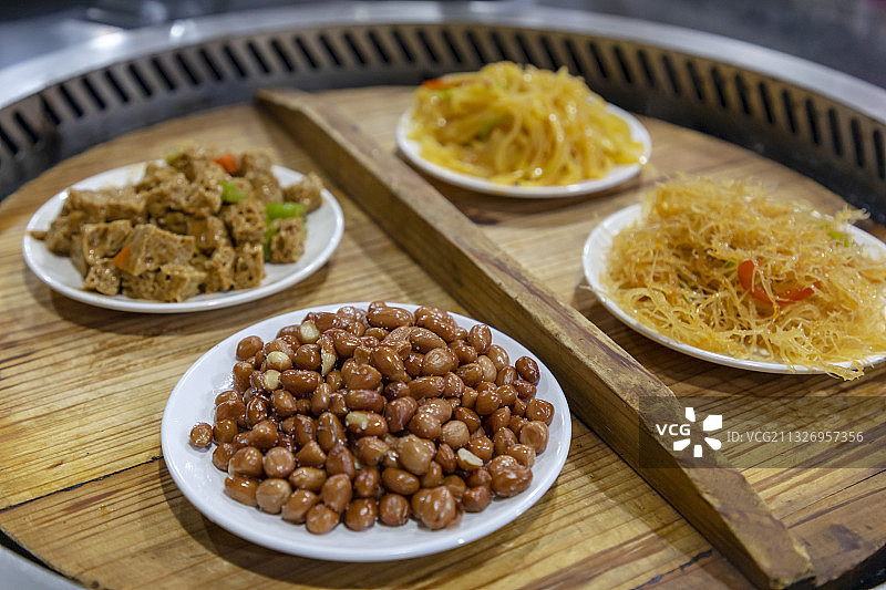 地锅鸡上四个凉菜图片素材