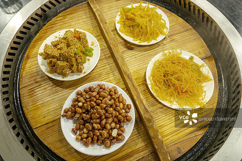 地锅鸡上四个凉菜图片素材