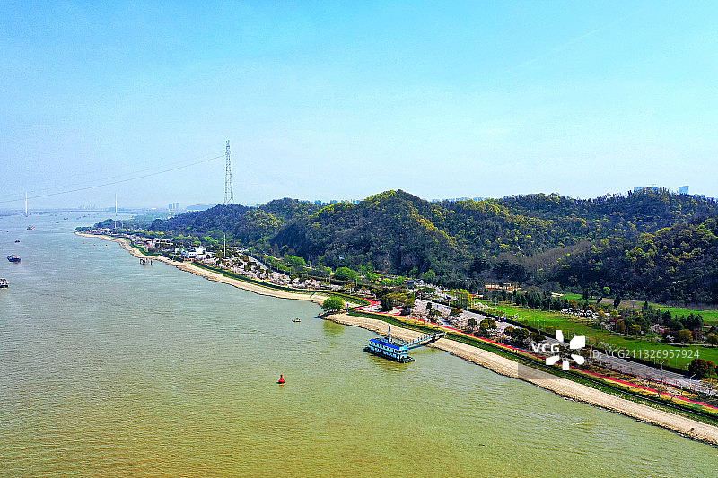 春季南京幕府山，燕子矶滨江风光带的樱花盛开绽放图片素材