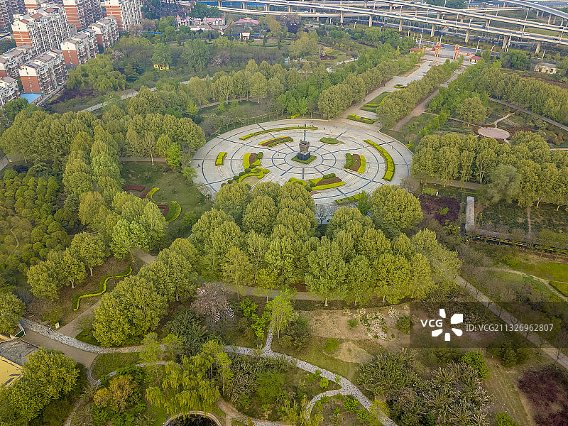 河南郑州世纪欢乐园世纪大鼎航拍视角图片素材