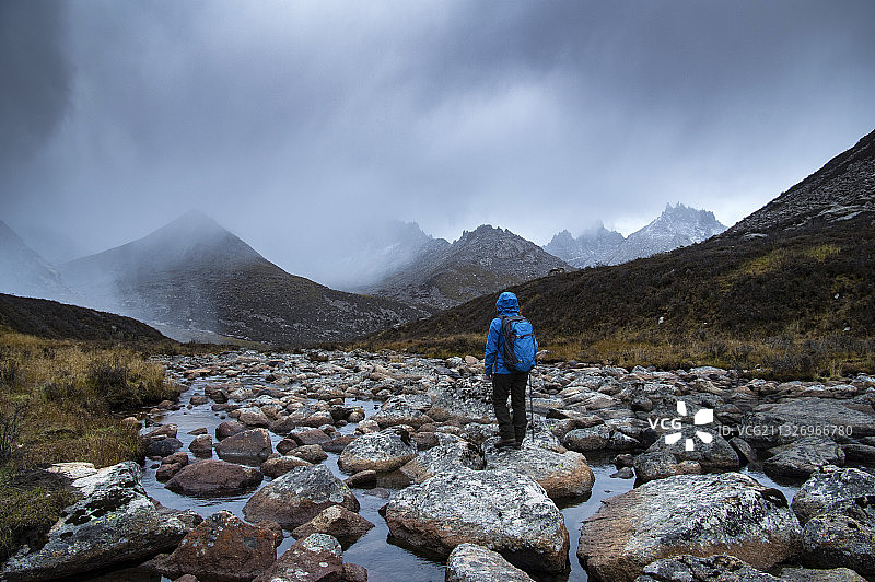 高原荒野中的徒步旅行者图片素材
