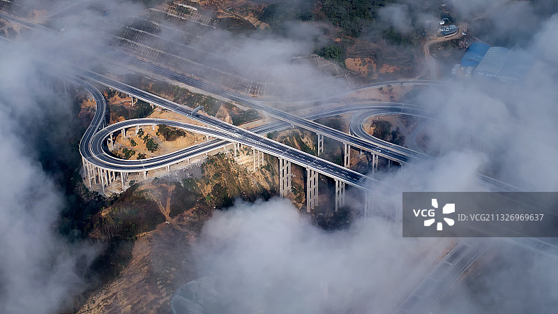 临沧-云雾中的高速图片素材