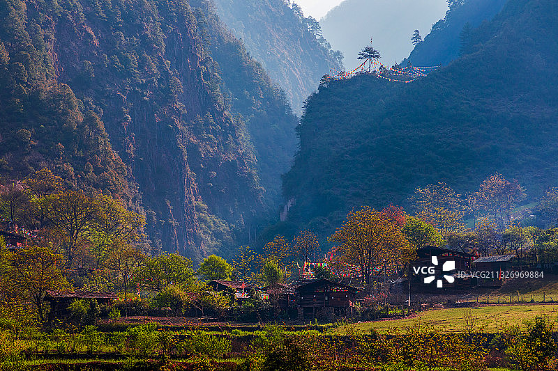 怒江江畔小山村图片素材