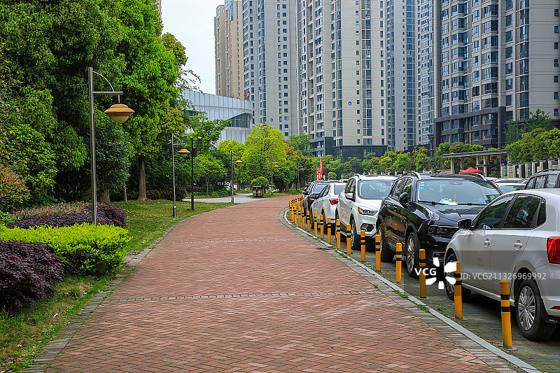 小区空旷的道路边停车图片素材