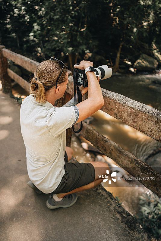 摄影师在泰国清迈湄沙瀑布拍照图片素材