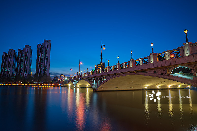 齐齐哈尔劳动湖雄鹰桥图片素材