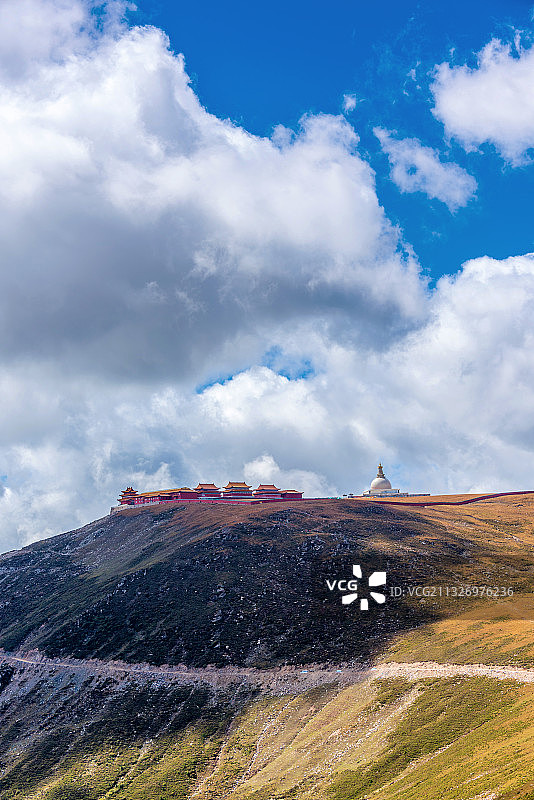 中国山西忻州五台山远眺中台顶风光图片素材