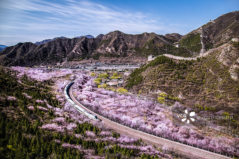 开往春天的列车图片素材