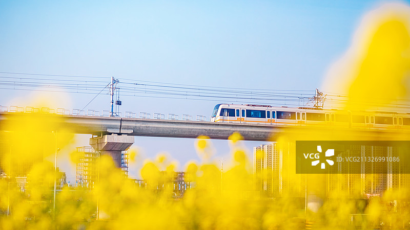 运行中的郑州市地铁城郊线图片素材