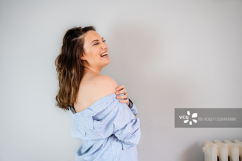 自信舒适的年轻女性拥抱自我，灰色背景，加拿大多伦多图片素材