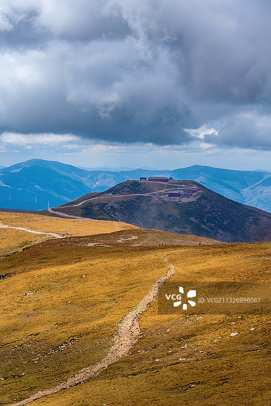 中国山西忻州五台山远眺西台顶法雷寺图片素材