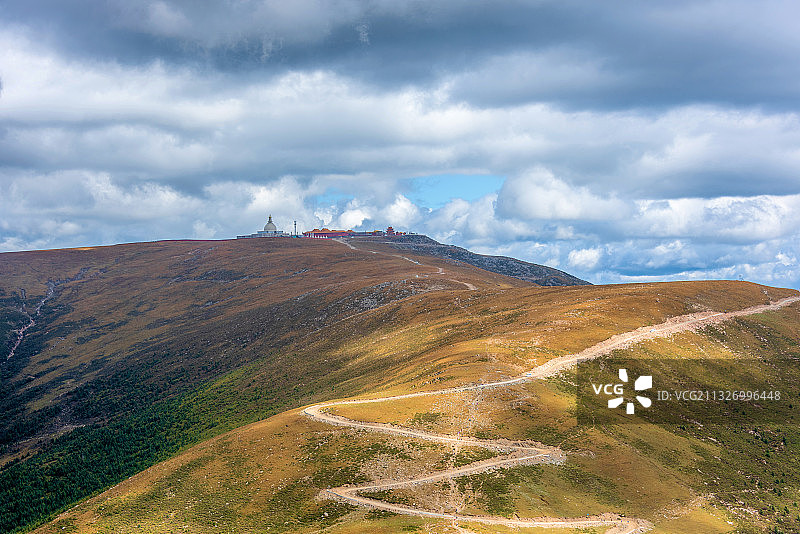中国山西忻州五台山远眺中台顶风光图片素材