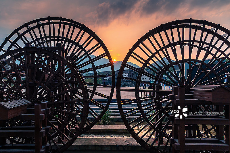 夕阳下的水车图片素材