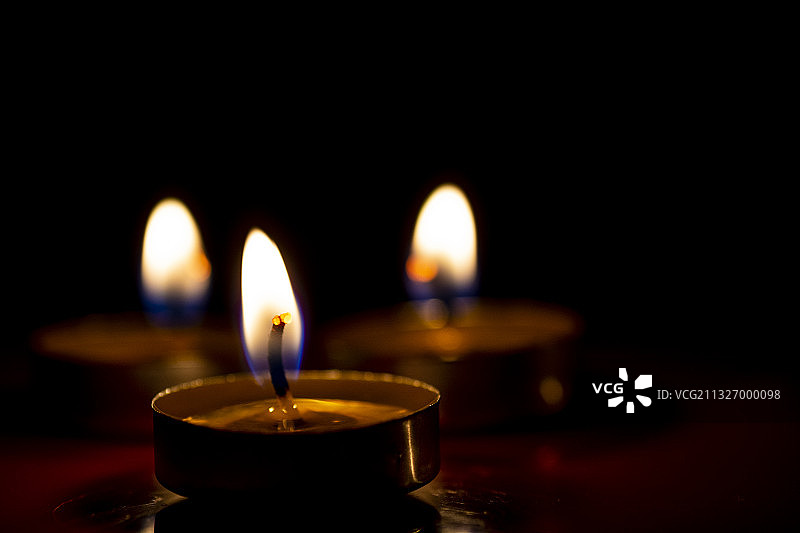 夜里的蜡烛图片素材