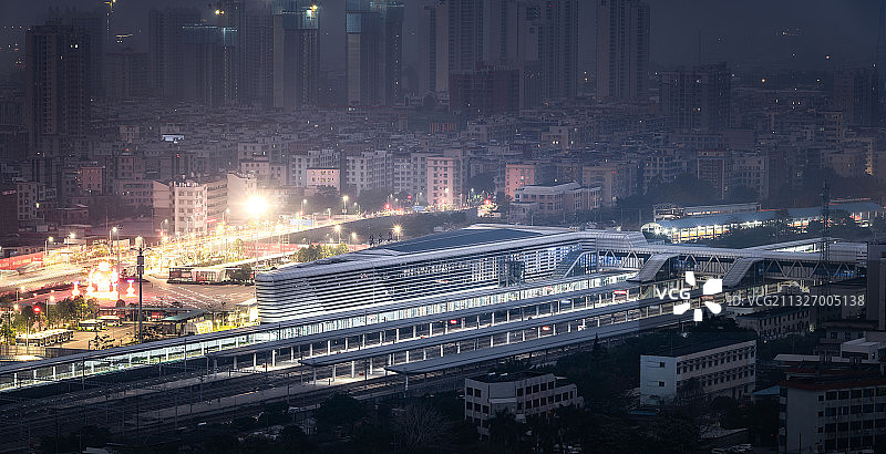 广东省茂名市茂南区高铁站夜景灯光图片素材