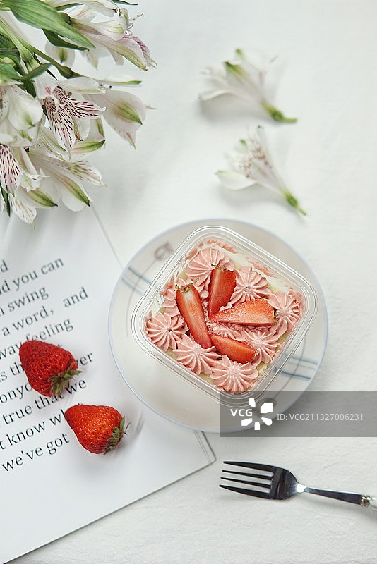 草莓蛋糕图片素材