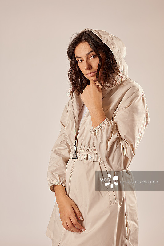 工作室里沉思的时尚年轻女子肖像图片素材