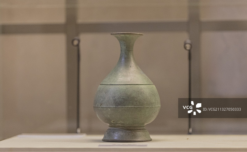 内蒙古博物馆文物，元代铜玉壶春瓶。图片素材