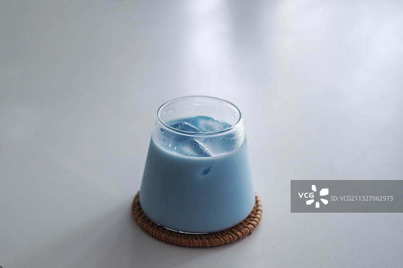 白色桌面上的一杯蓝色饮品图片素材