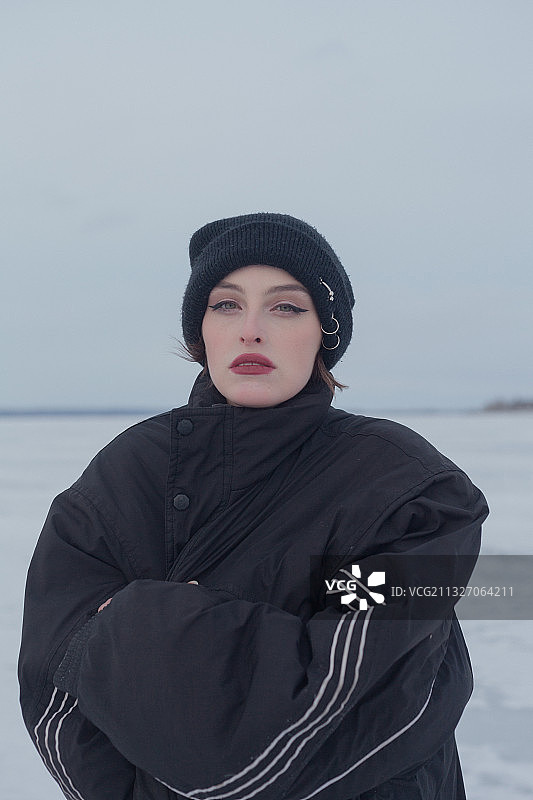 在俄罗斯萨拉托夫冬季户外身穿黑色外套摆姿势的年轻女人图片素材