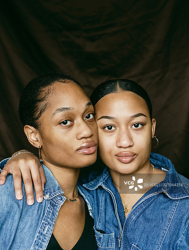 两位年轻的黑人姐妹的肖像，美国威斯康星州密尔沃基图片素材