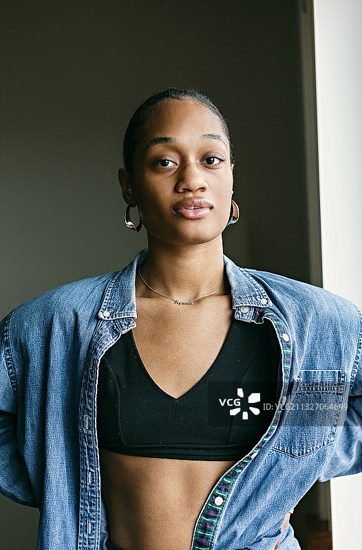 自信的年轻黑人女性肖像，美国威斯康星州密尔沃基图片素材