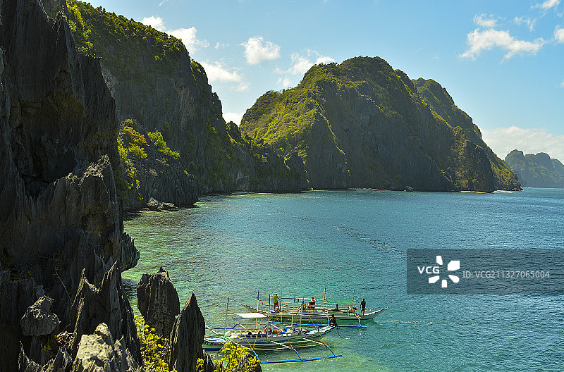 菲律宾环岛游停靠的船图片素材