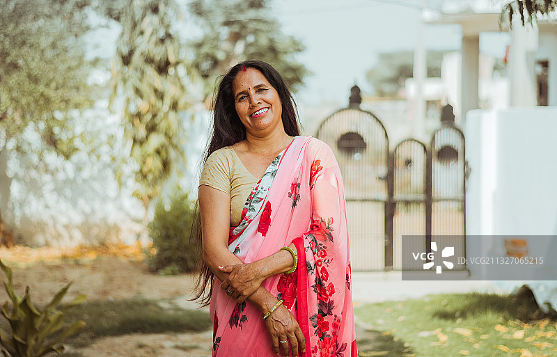 穿着纱丽的中年印度美丽女性，印度图片素材