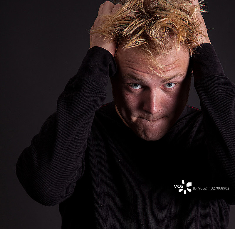 手放在头发里的男人肖像（美国新泽西州伍德伯里）图片素材