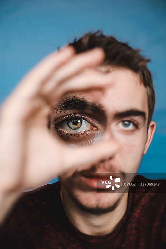 眼睛被放大的青少年男孩肖像图片素材