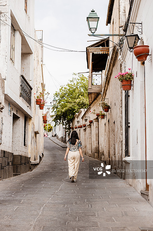 阿雷基帕城市建筑中的街景女子背影，秘鲁图片素材