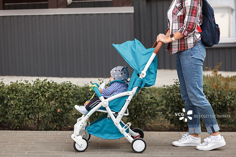 坐在婴儿车里的宝宝，俄罗斯图片素材