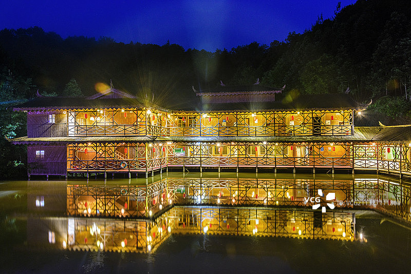 中国广东省梅州市平远县竹楼夜景图片素材