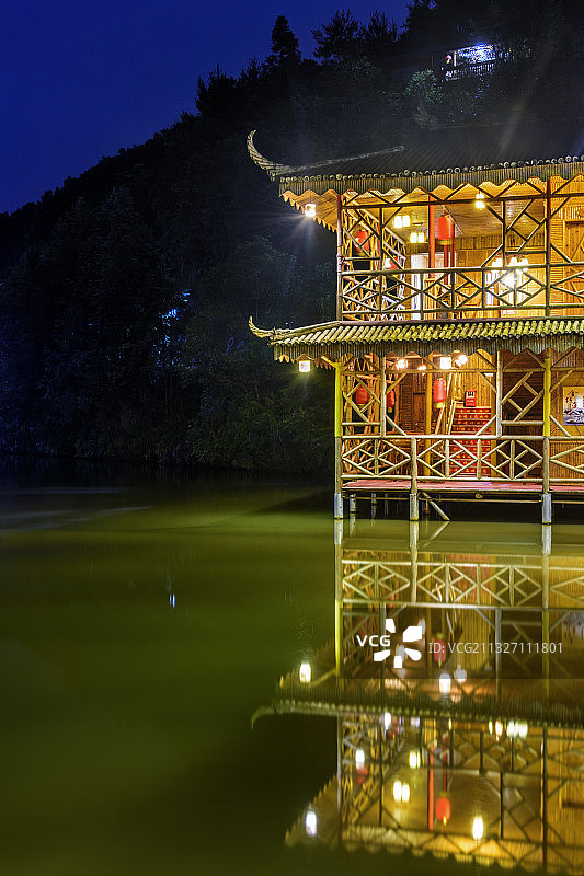 中国广东省梅州市平远县竹楼夜景图片素材