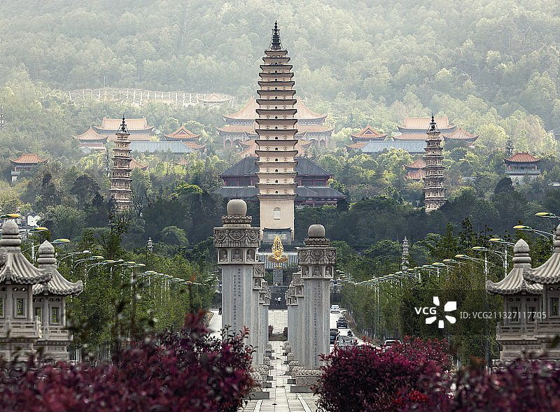 大理崇圣寺，巍峨的古建筑群在傍晚时分的光柱中，神圣隐秘。图片素材