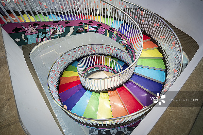 商场内的彩虹旋转楼梯，中国福建龙岩图片素材