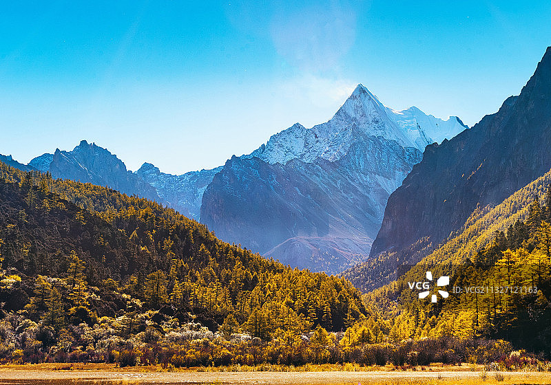 稻城亚丁央迈勇雄姿图片素材