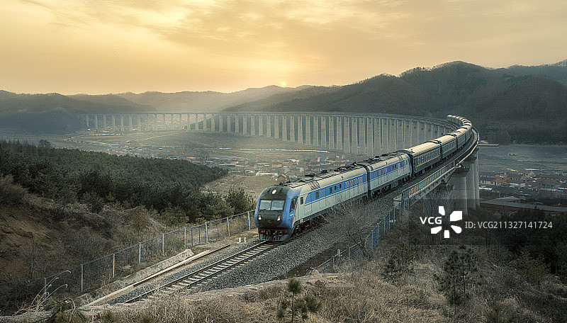 如期而至的火车图片素材