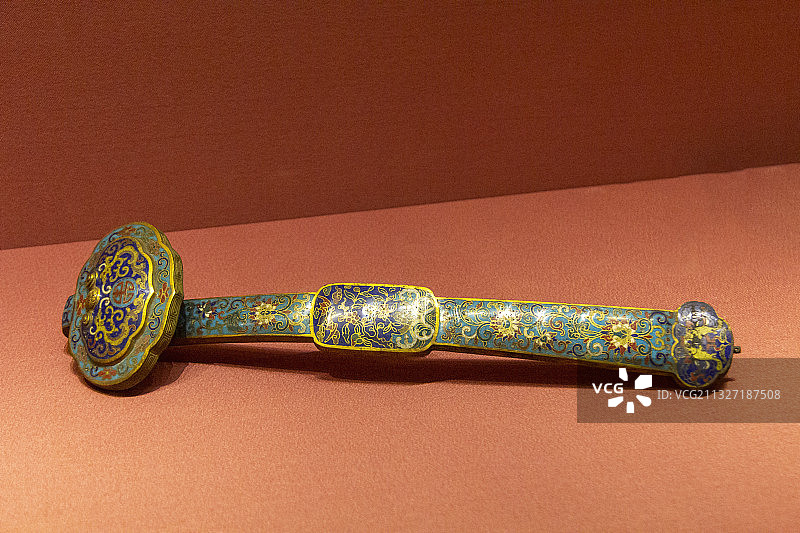 北京故宫馆藏文物：掐丝珐琅勾莲纹如意（清）图片素材