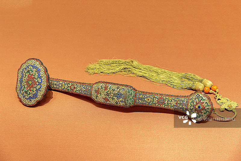 北京故宫馆藏文物：银鎏金嵌玻璃如意（清）图片素材